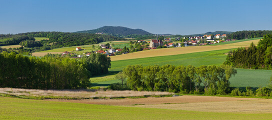 Fototapeta na wymiar Felder bei Mariasdorf, Wallfahrtskirche, Burgenland, Österreich