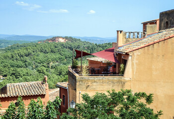 View with restaurant in Roussillon town in France - obrazy, fototapety, plakaty