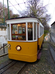 Naklejka premium Tramway jaune à Lisbonne