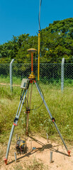 Topography device for capturing geodesic coordinates delimiting land points