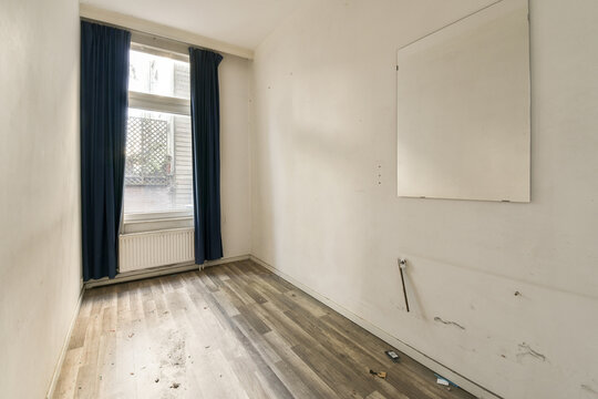 Empty room with signs of wear and empty wall board