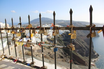 Liebesschlösser hängen am Zaun in Thira auf Santorini