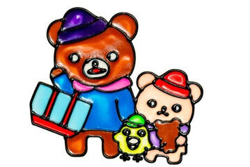 Close-up einer mit verschiedenen Gummifarben naiv gemalten Bärenfamilie beim Shopping vor weißem Hintergrund - 759256445