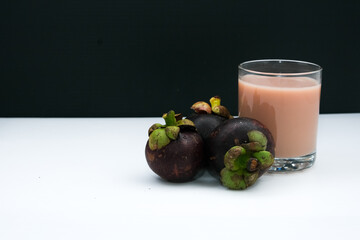 Mangosteen juice is made from the mangosteen fruit and its seeds which are blended until smooth. Mangosteen juice is rich in anti-oxidants