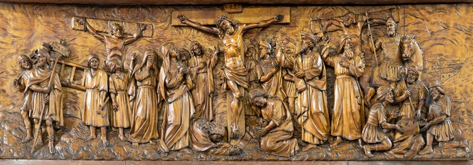 Foto op Plexiglas MILAN, ITALY - MARCH 5, 2024: The carved relief of Crucifixion in the church Chiesa di San Camillo by Annibale Pagnoni (1900). © Renáta Sedmáková