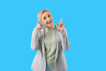 Cool mature woman showing 