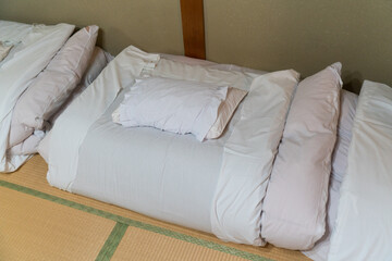日本の宿泊施設の寝具の準備状態
