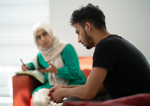 Muslim Therapist Using Smart App during Therapy Session