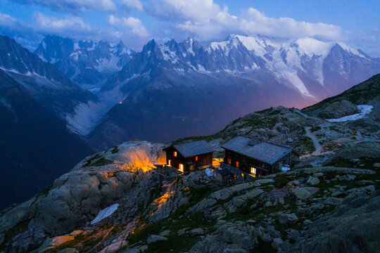 Fototapeta Mountain refuge with view of Mont Blanc massif at dusk