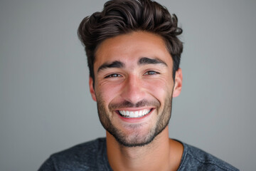 Obraz premium A man with a beard is smiling for the camera