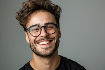 Obraz premium A smiling man wearing glasses and a black shirt