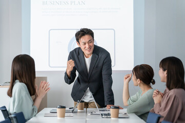 オフィス・会議室で会議・ミーティング・打ち合わせするビジネスマンとビジネスウーマン
