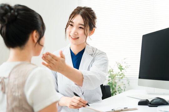 美容外科のカウンセリング・医師の診察を受ける女性・診療・問診・相談（美容整形・皮膚科・スキンケア）
