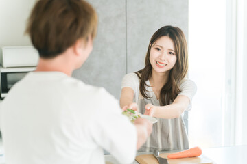 Obraz premium 家でご飯を食べる夫婦（家庭料理・手料理・ご飯） 