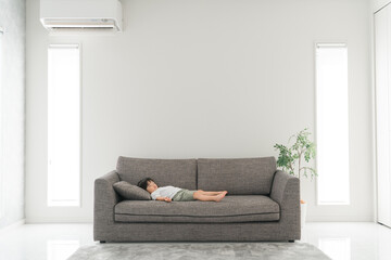 家のソファで寝るアジア人の子供（男の子・熟睡・睡眠・眠る・お昼寝）
 - obrazy, fototapety, plakaty