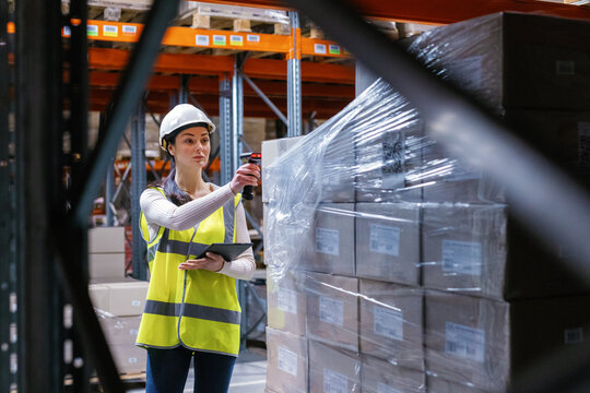 Distribution center worker electronic devices
warehouse