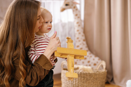 Motherhood parent role comforting Montessori toy weep bad mood emotion