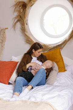 Nursing maternity bedroom infant feeding baby care tender lactation