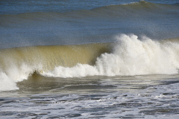 崩れる波