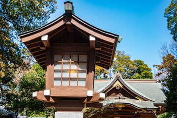 神社の灯明は訪れる人々に平和と神聖な空間を提供するためのものです。