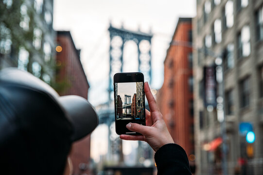 Capturing Manhattan Bridge on smartphone in Dumbo