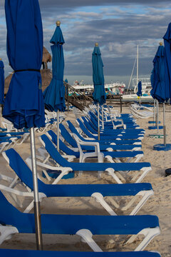 Club de playa, hotel, camastros sobre la playa, dia de asolearse, disfrutar, vacaciones increibres