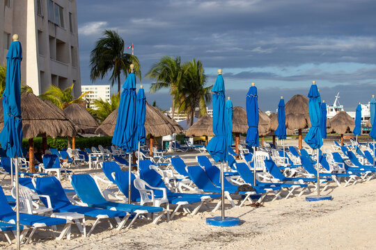 Club de playa, hotel, camastros sobre la playa, dia de asolearse, disfrutar, vacaciones increibres