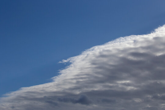 Hermosa nube estratocumulus, sobre un bello sielo azul