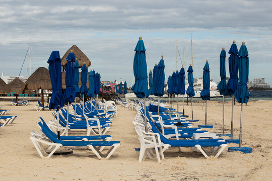 Club de playa, hotel, camastros sobre la playa, dia de asolearse, disfrutar, vacaciones increibres