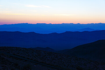 夕日に染まって美しいシルエットを作る山々