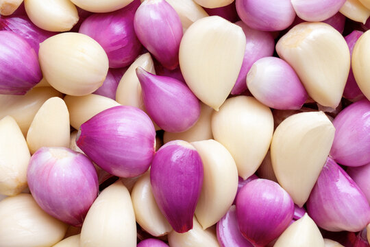 background of peeled shallots and peeled garlic, shallots and garlic