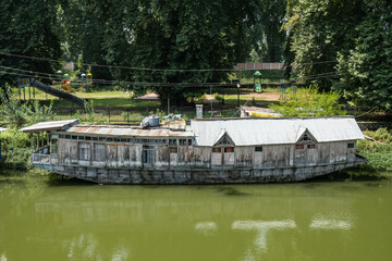 Houseboat life on Dal Lake, Srinagar, Kashmir, India - obrazy, fototapety, plakaty