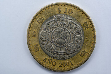 Moneda de 10 pesos del Año 2001 reverso el calendario azteca