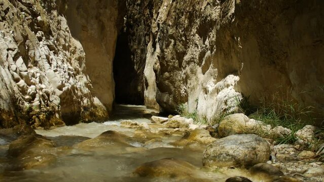 R&iacute;o Chillar, paisaje, agua corriendo, rocas, paredes de piedra