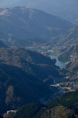 春の西丹沢　箒沢権現山の山頂より丹沢湖と大野山を望む
