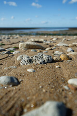 Galets et cailloux sur la plage et le sable de l'île d'Oléron.