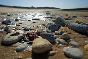 Galets et cailloux sur la plage et le sable de l'île d'Oléron.