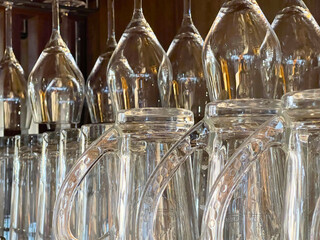 ビールジョッキとワイングラスの収納ラック