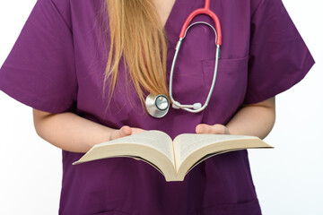 Studentka medycyny czyta książkę, uczy się - obrazy, fototapety, plakaty