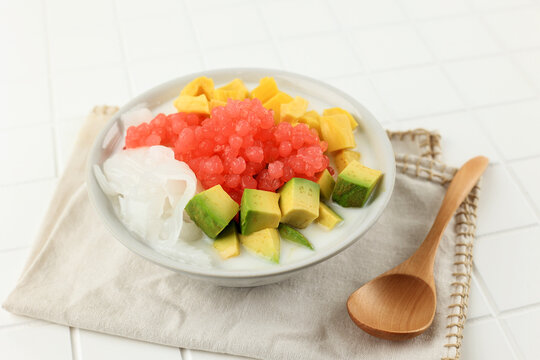 Es Oyen is Mix Fruit with Shaved Ice Served on a Bowl