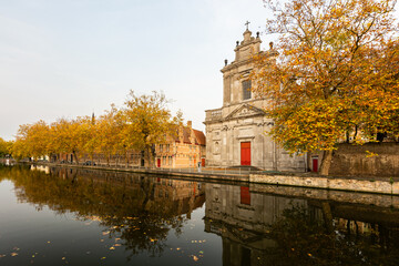 Fototapeta na wymiar Autumn atmosphere in the centre of romantic city of Bruges in Belgium