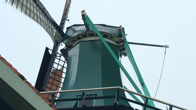 Torre central de molino de viento holand&eacute;s centenario a pleno rendimiento en Zaanza Schans, Holanda.