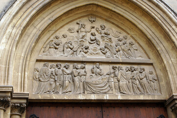 Dessus de porte de l'&eacute;glise de  Saint-Michel de Frigolet