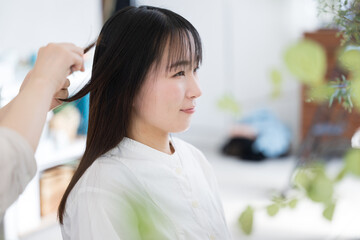 Hair set and cut coloring at a beauty salon Profile of an Asian (Japanese) woman