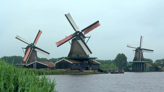 Paisaje de Molino aserradero centenari&oacute; holand&eacute;s en funcionamiento a orillas del r&iacute;o Zaan