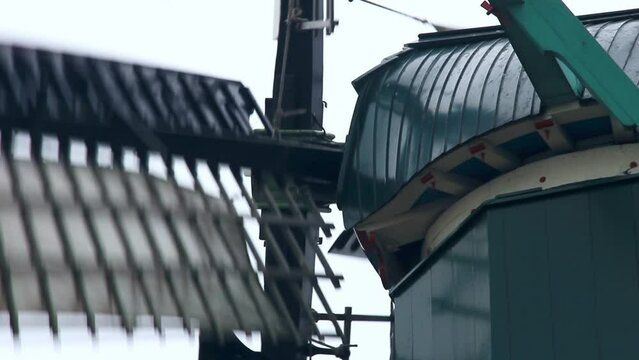 Plano detalle de aspas girando sobre su eje en un molino de viento hist&oacute;rico holand&eacute;s en Zaanse Schans