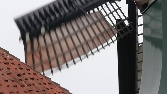 Primer plano de las astas de molino holand&eacute;s centenario girando en Zaanse Schans (holanda)