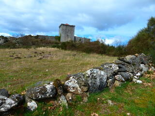 Fototapeta na wymiar Ancien château fort en ruines