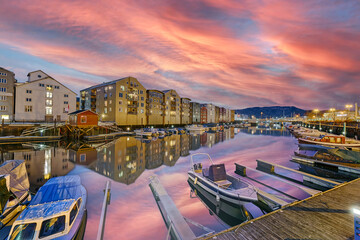 Norwegen Trondheim Hafen Abendrot