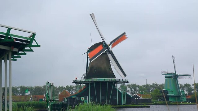 Vista conjunta de Molinos de viento holandeses hist&oacute;ricos en funcionamiento en Zaanza Schans, Nederland.